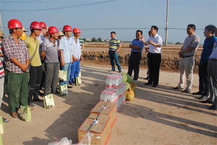 市住建局局长屈新利暑热慰问九州东道建设职工