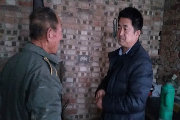 区委常委、副区长张锋深入陈炉镇双碑村贫困户家中了解脱贫增收情况.JPG