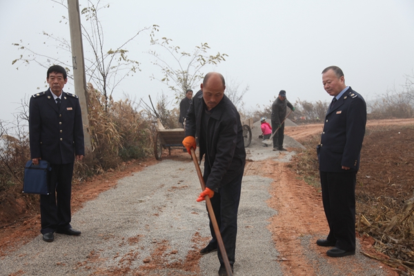 党组书记、局长范胜利一行实地查看道路修缮工程进度.jpg