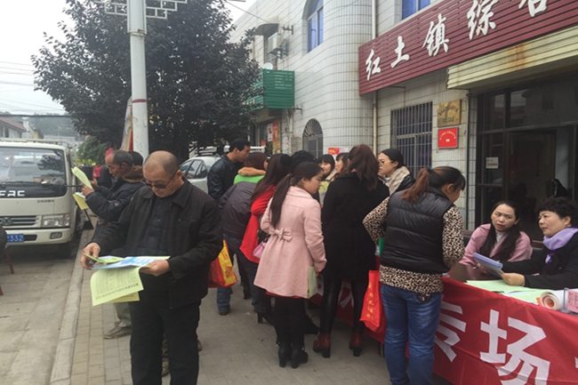 区就业局开展精准扶贫专场招聘会-红土镇专场.JPG