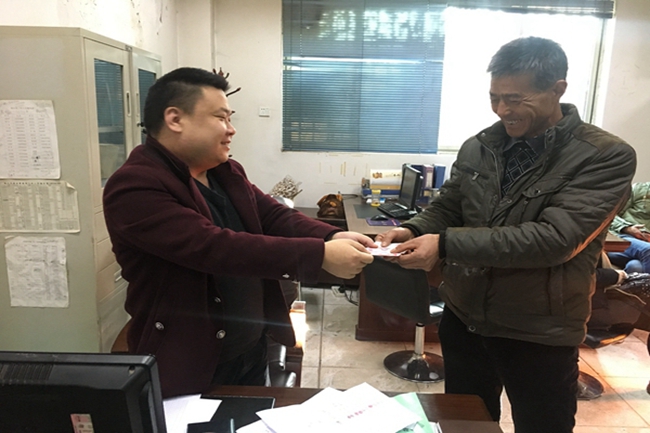 给建档立卡贫困户外出务工群众发放交通补贴-1.jpg