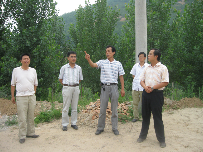 段林荣检查红土镇肖家河村新农村项目建设进展情况