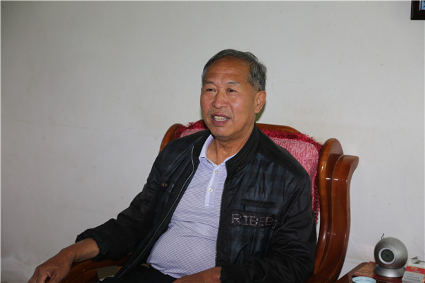 照金纪念馆里黄子祥同志展像采访组一行与黄军政老人合影留念,祝愿