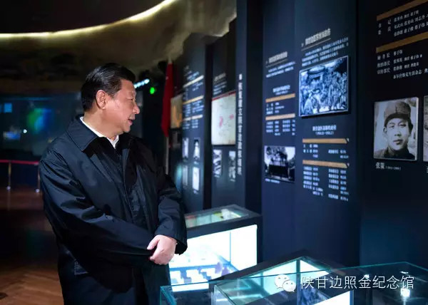 习近平向陕甘边革命根据地英雄纪念碑敬献花篮