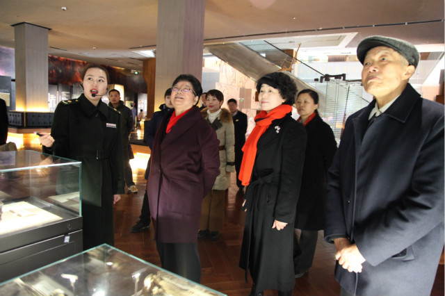第十届全国人大常委会副委员长顾秀莲及全国红军小学建设工程理事会一行参观照金纪念馆