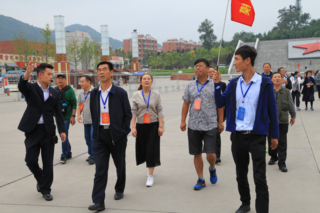 全国劳动模范代表参观照金纪念馆