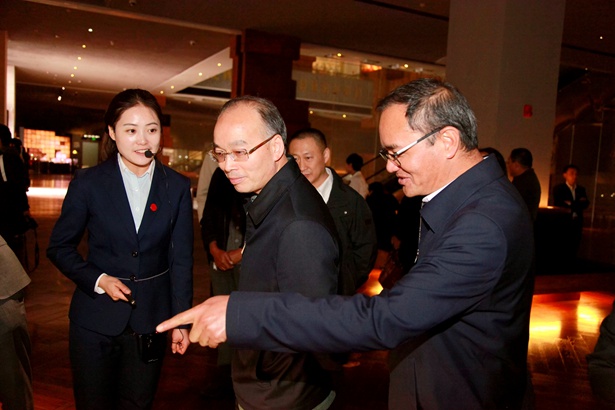 中国银行间市场交易商协会党委委员、中债资信评估有限责任公司董事长冯光华一行参观陕甘边革命根据地照金纪念馆