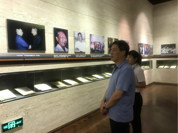 第十二届全国政协委员、解放军空军指挥学院原副院长、全国红军小学建设工程理事会副理事长朱和平到照金纪念馆参观调研