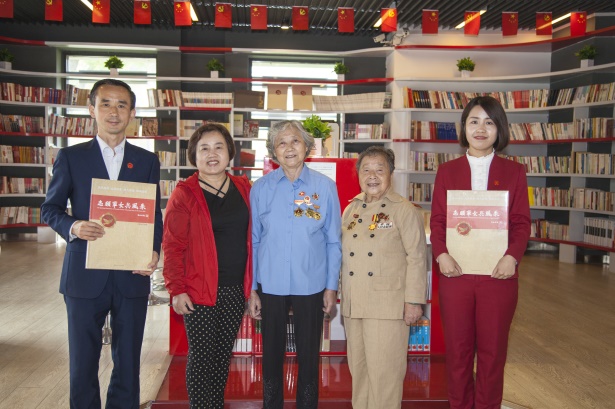抗美援朝女兵向照金纪念馆红色书屋捐赠图书