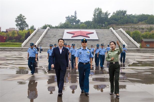 空军西安飞行学院党委理论中心组到照金纪念馆参观学习