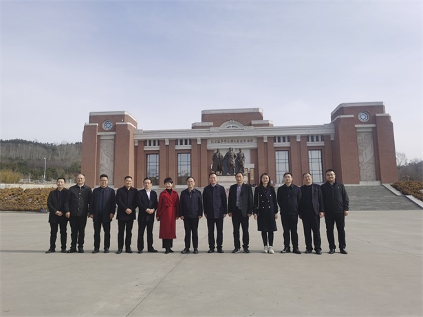 中共巴中市委常委、宣传部部长袁闻聪一行到照金纪念馆参观考察