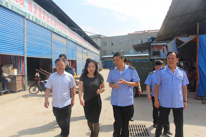 刘丽副市长先后到耀州区果蔬批发市场,七一路中心市场及新区长丰市场