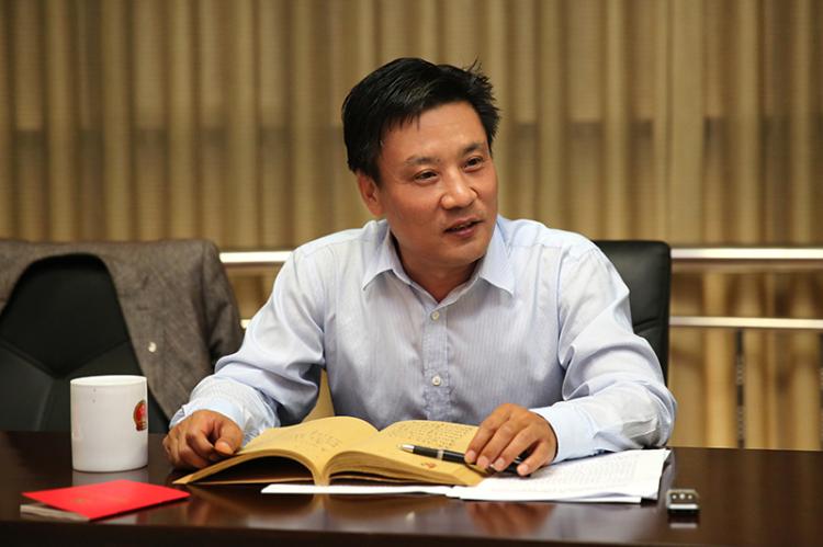 杨宏伟同志以普通党员身份参加区委办公室机关党支部组织生活会